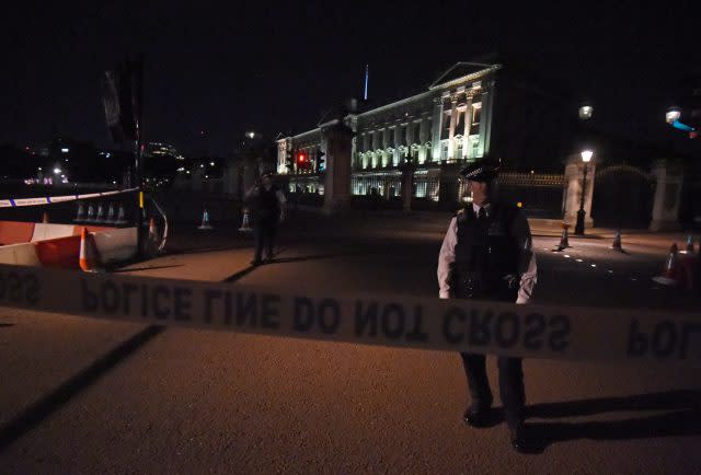  police cordon outside Buckingham Palace