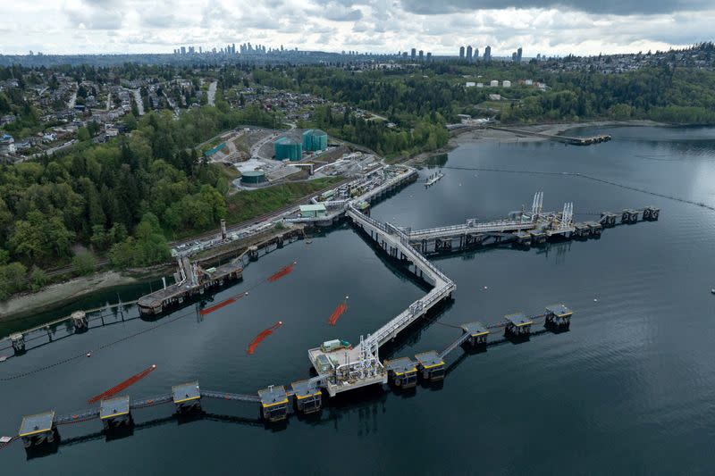 Canada's Trans Mountain bets on last-minute oil shippers on high-cost ...