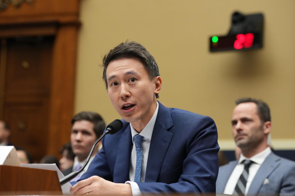 El representante Jamaal Bowman (demócrata de Nueva York), en el centro, durante una rueda de prensa en defensa de TikTok, frente al Capitolio en Washington, el miércoles 22 de marzo de 2023. (Haiyun Jiang/The New York Times)
