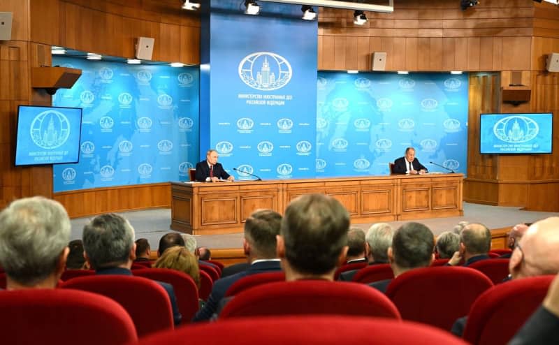 Russian President Vladimir Putin (L) and  Foreign Minister Sergey Lavrov attend a meeting with the senior officials of the Russian Foreign Ministry. -/Kremlin /dpa