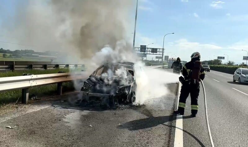 載兒南下甄試  國1嘉義段車起火驚險逃出 台中市張姓男子15日向友人借車載兒子跟家人前往高 雄的大學參加甄試，行經國道1號嘉義段，車子突然 冒煙起火，一家4人驚險逃出，幸無人傷。 （嘉義市消防局提供） 中央社記者黃國芳傳真  113年6月15日 