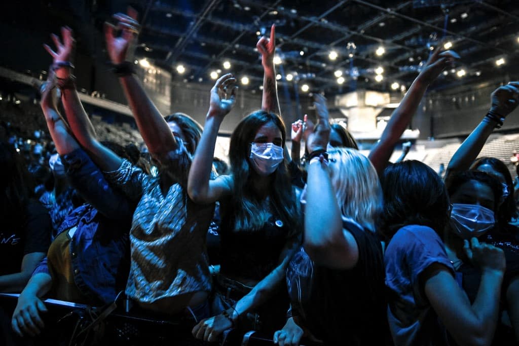 Les gens applaudissent lors d'un concert du DJ français Etienne de Crecy et du groupe pop Indochine à l'AccorHotels Arena de Paris le 29 mai 2021. - STEPHANE DE SAKUTIN