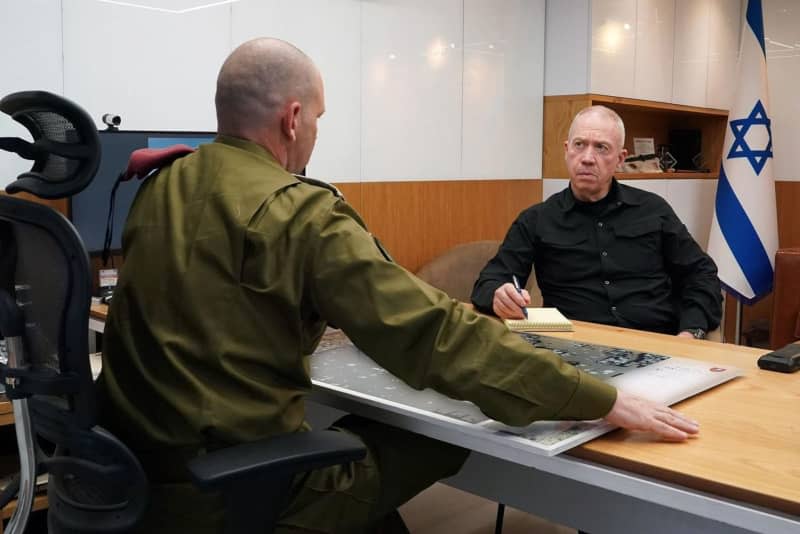 Israel's Defence Minister Yoav Gallant (R) speaks with Maj. Gen. Yaron Finkelman (L) during an operational situation assessment at the IDF’s Southern Command HQ. Ariel Hermoni/GPO/dpa