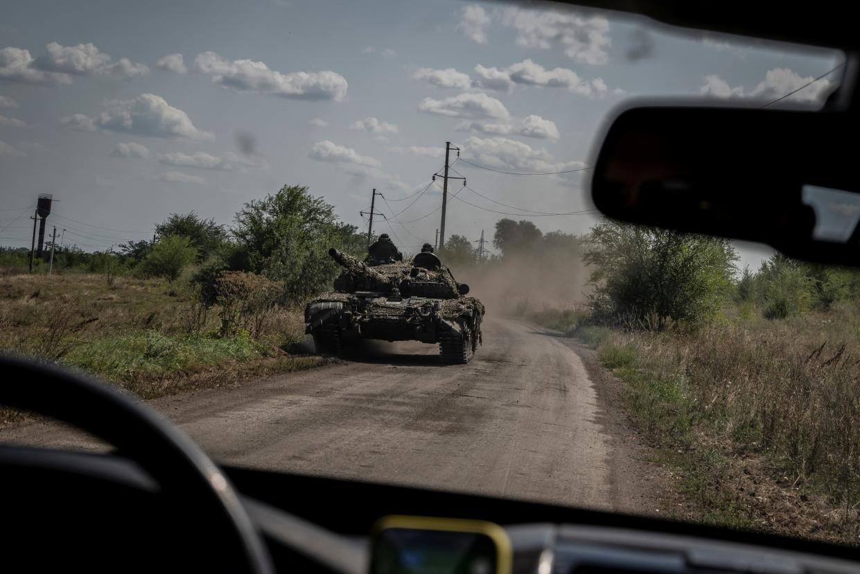 Ukrainian servicemen ride a tank near the village of Robotyne, in Zaporizhzia (REUTERS/Viacheslav Ratynskyi)