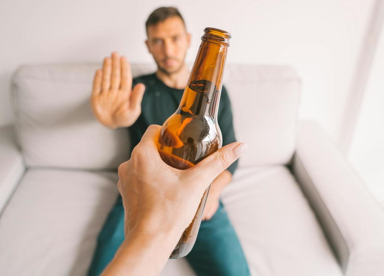 <a href="https://www.shutterstock.com/es/image-photo/no-alcohol-young-man-refuses-drink-1919879867" rel="nofollow noopener" target="_blank" data-ylk="slk:Creative Cat Studio/Shutterstock;elm:context_link;itc:0;sec:content-canvas" class="link ">Creative Cat Studio/Shutterstock</a>