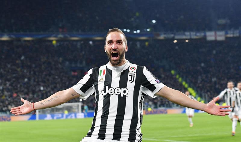 El argentino Gonzalo Higuaín de Juventus celebra luego de anotar contra Tottenham hoy, martes 13 de febrero de 2018, durante un partido de la Liga de Campeones entre Juventus FC y Tottenham Hotspur en el estadio Allianz en Turín (Italia). EFE