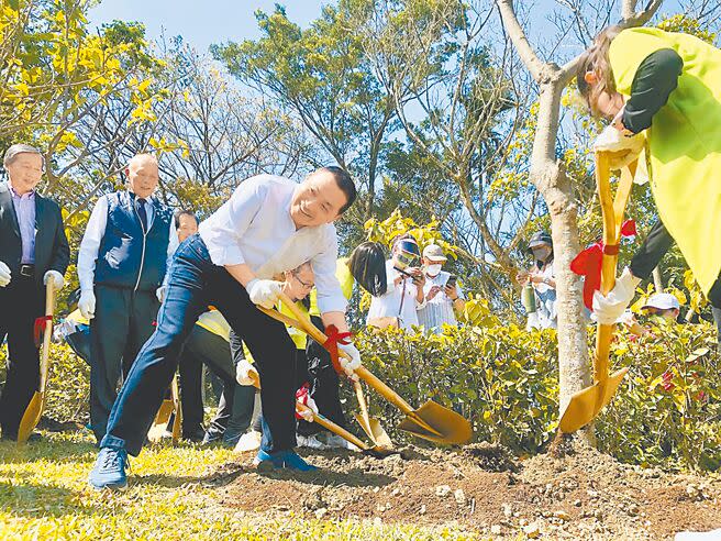 新北市去年宣布啟動山海造林計畫，到今年順利達成年植4萬棵樹的目標，也讓新北森林覆蓋率達到76％，為六都最高。（本報資料照片）