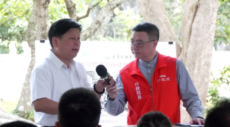 卓榮泰視察0403地震太魯閣國家公園與中橫公路東段災後復建情形，遞麥克風給傅崐萁