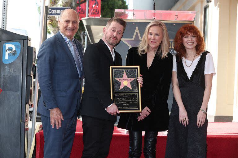 Culkin junto a O'Hara y Natasha Lyonne