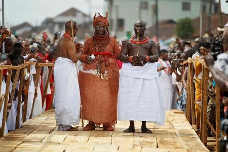 Newly crowned Oba of Benin Kingdom Eheneden Erediauwa is guided through a symbolic bridge by the palace chiefs during his coronation in Benin city, Nigeria October 20, 2016.REUTERS/Akintunde Akinleye