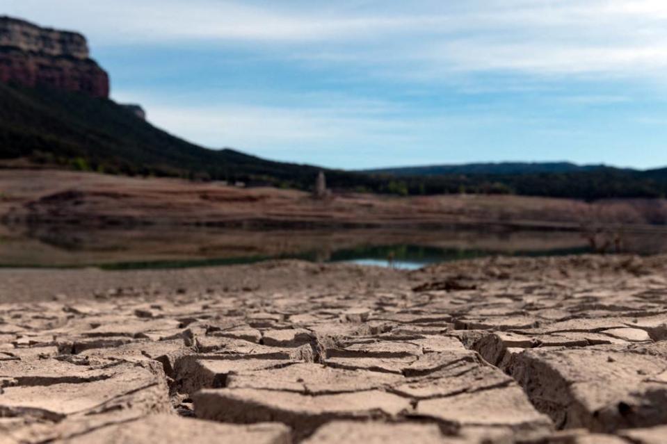 Après une année 2022 déjà très mauvaise en termes de pluie et de températures, l’Espagne a enregistré cette année son mois d’avril le plus chaud et le plus sec depuis au moins 1961. Photo d’illustration : le réservoir de Sau, situé dans la province de Gérone en Catalogne, complètement asséché en avril 2023. 