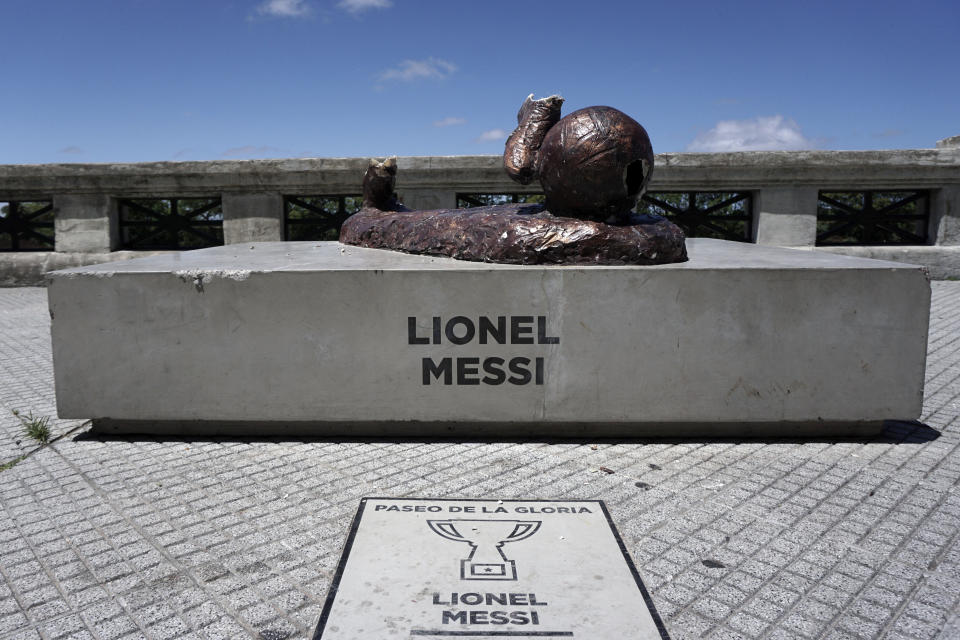 What’s left of the Lionel Messi statue in Buenos Aires. (Getty)