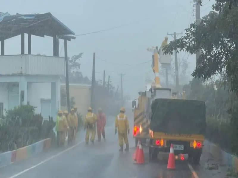 ▲▲雨彈強襲南台灣，24日晚間至25日上午高雄路竹、湖內等地有超過3000戶發生停電事故，今（26）日清晨又有2000多戶釀停電，台電緊急搶修。（示意圖／台電提供）（圖／台電提供）