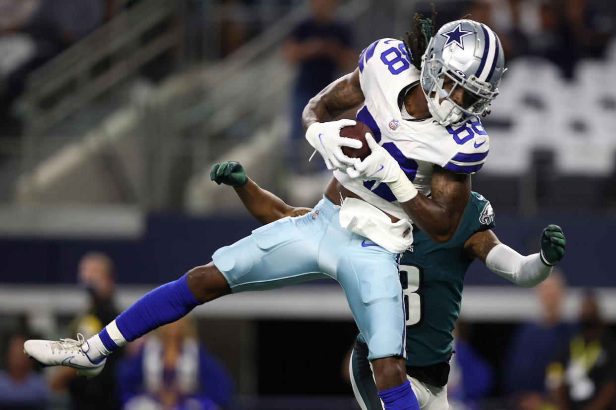CeeDee Lamb of the Dallas Cowboys makes a first quarter catch in front of Steven Nelson of the Philadelphia Eagles. (Photo by Tom Pennington/Getty Images)
