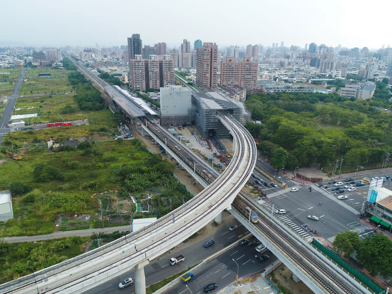 圖為從高點俯瞰台中捷運綠線G4站與台鐵松竹站共構建築體。圖片來源：中央社