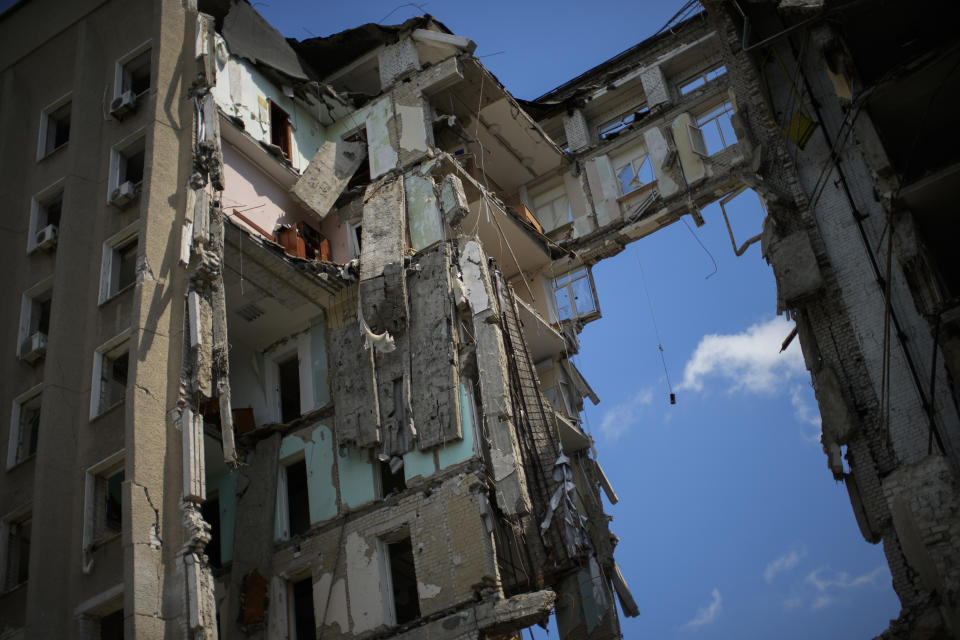 Pedazos de escombros cuelgan en la sede del gobierno regional de Mykolaiv, que resultó muy dañada en un ataque ruso, el sábado 14 de mayo de 2022, en Mykolaiv, Ucrania. (AP Foto/Francisco)