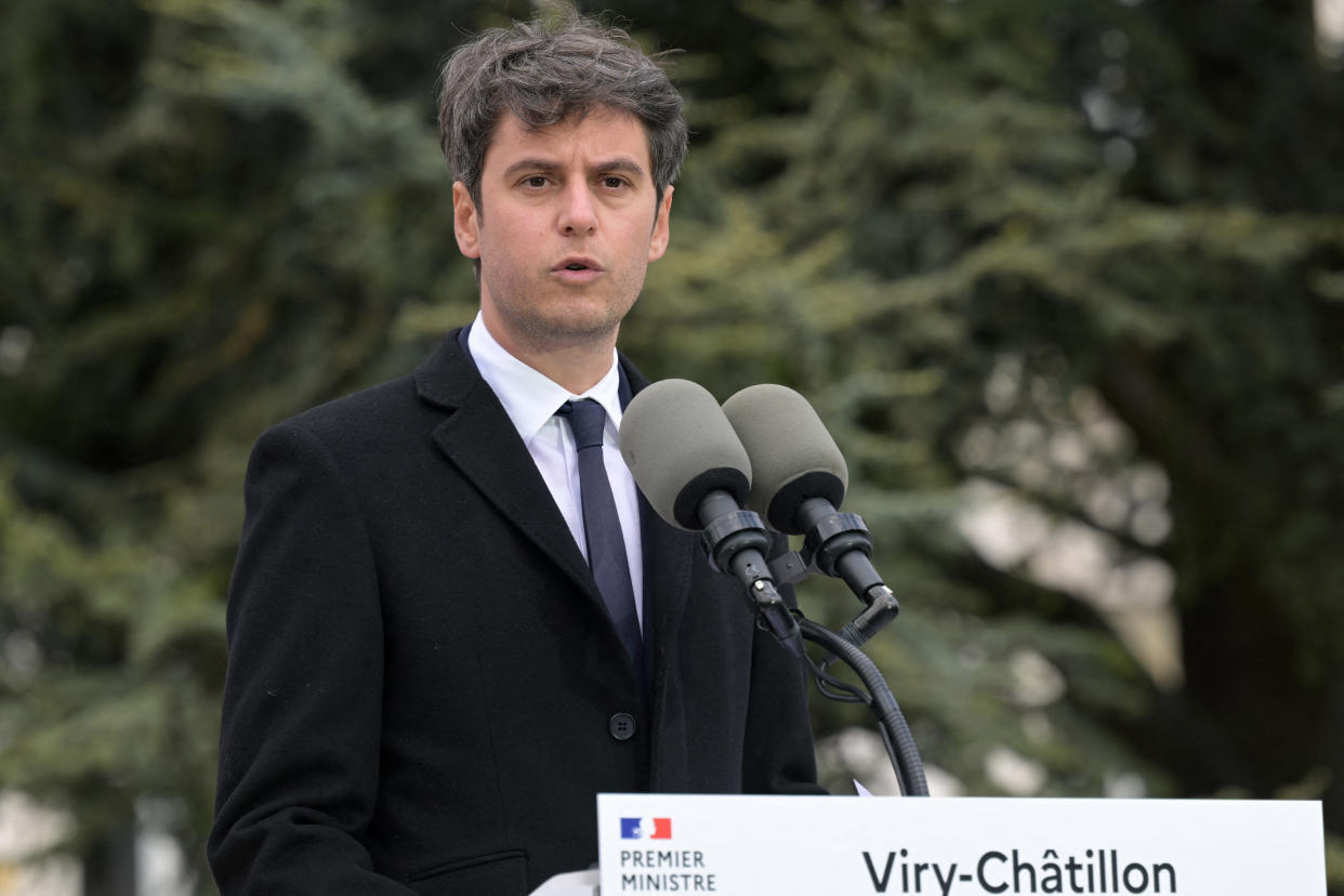 Le Premier ministre Gabriel Attal s'est rendu ce jeudi à Viry-Châtillon, ville endeuillée après la mort de Shemseddine, frappé à mort à proximité de son collège. (Photo Bertrand GUAY / AFP)