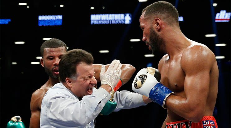 Badou Jack (izquierda) conecta accidentalmente al árbitro Arthur Mercante Jr. (al centro) en su combate del sábado.