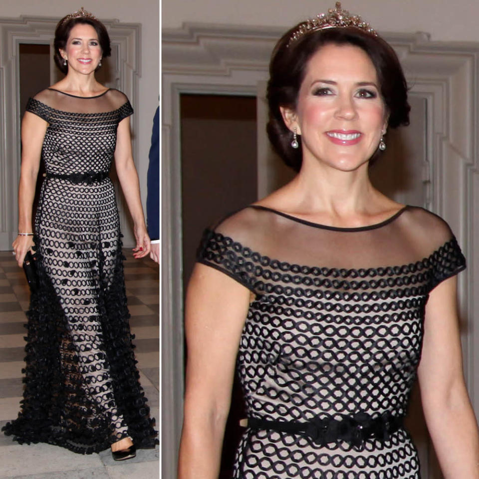 Mit dem bodenlangen Look von Temperley London, in dem Prinzessin Mary von Dänemark das Galadinner für Kunst und Kultur auf Schloss Christiansborg besuchte, spannte sie souverän den Bogen zwischen moderner Frische auf der einen und prinzessinnenhafter Ladylikeness auf der anderen Seite!  (15. März 2016, Bild: ddp)