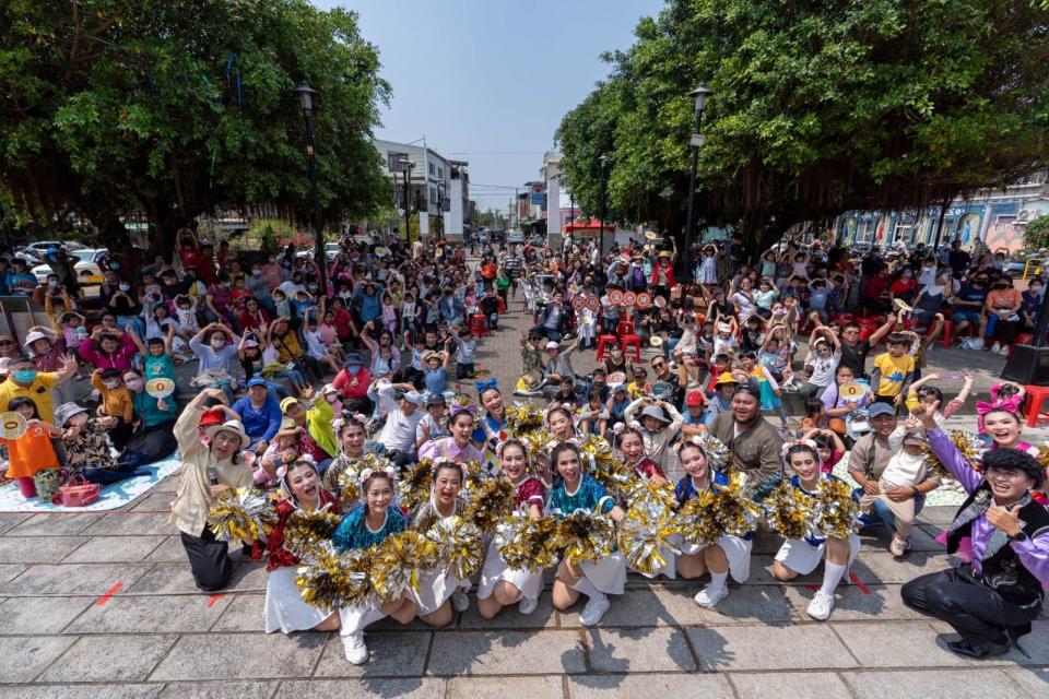 「紙風車阿猴落地掃」萬巒場演出大合照，大朋友小朋友都笑得燦爛。（紙風車提供）