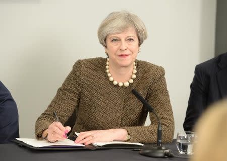 La primera ministra británica, Theresa May, en la firma de un acuerdo en el estadio Liberty en Swansea, Gales, mar 20, 2017. La primera ministra Theresa May activará el proceso del "Brexit" el 29 de marzo al invocar el artículo 50 del Tratado de Lisboa, en lo que será la notificación formal de la intención de Reino Unido de abandonar la Unión Europea. REUTERS/Ben Birchall/Pool