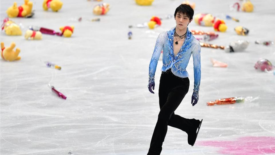 羽生結弦很喜歡小熊維尼玩偶，因為這樣，他的粉絲往往會在他比賽完畢後，把小熊維尼玩偶丟進賽場。