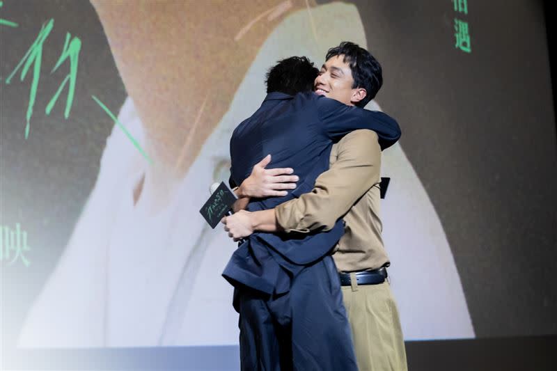 范少勳（右）、劉俊謙玩愛的抱抱。（圖／抓馬文化提供）