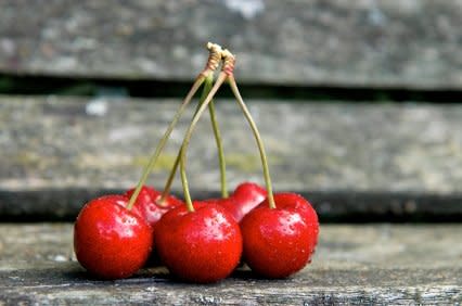 <b>Cerezas.</b> Si se comen frescas, en tartas o mermeladas, son una buena fuente de melatonina. Algunos estudios muestran que las uvas (rojas o tintas, principalmente de los varietales usados para el vino) también aportan melatonina. OJO: si padeces insomnio y estás pensando en sustituir las uvas por el vino, no es una opción recomendable, ya que el alcohol desencadena procesos químicos que hacen más difícil conciliar el sueño.