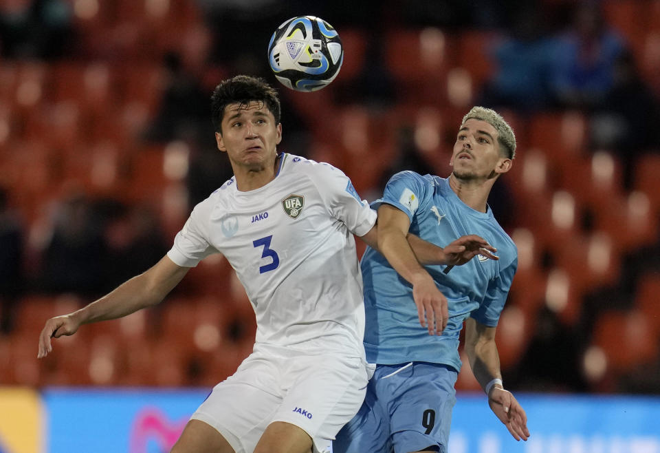 Abdukodir Khusanov de Uzbekistan, a la izquierda, disputa la pelota con Dor Turgeman de Israel durante los octavos de final del Mundial Sub20 en el estadio Malvinas Argentinas de Mendoza, Argentina, martes 30 mayo, 2023. (AP Foto/Ricardo Mazalan)