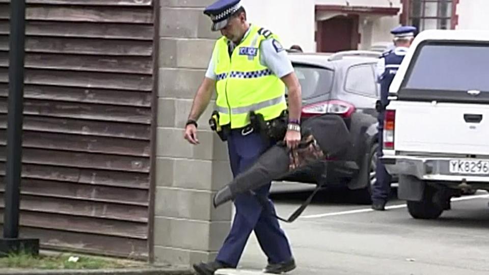 Videostandbild eines Polizisten, der eine Waffe trägt, die von einem Bürger freiwillig in einer Polizeistation abgegeben wurde. Neuseeland verbietet nach dem rassistisch motivierten Anschlag auf zwei Moscheen Sturmgewehre und halbautomatische Waffen. Foto: TVNZ/AP/dpa