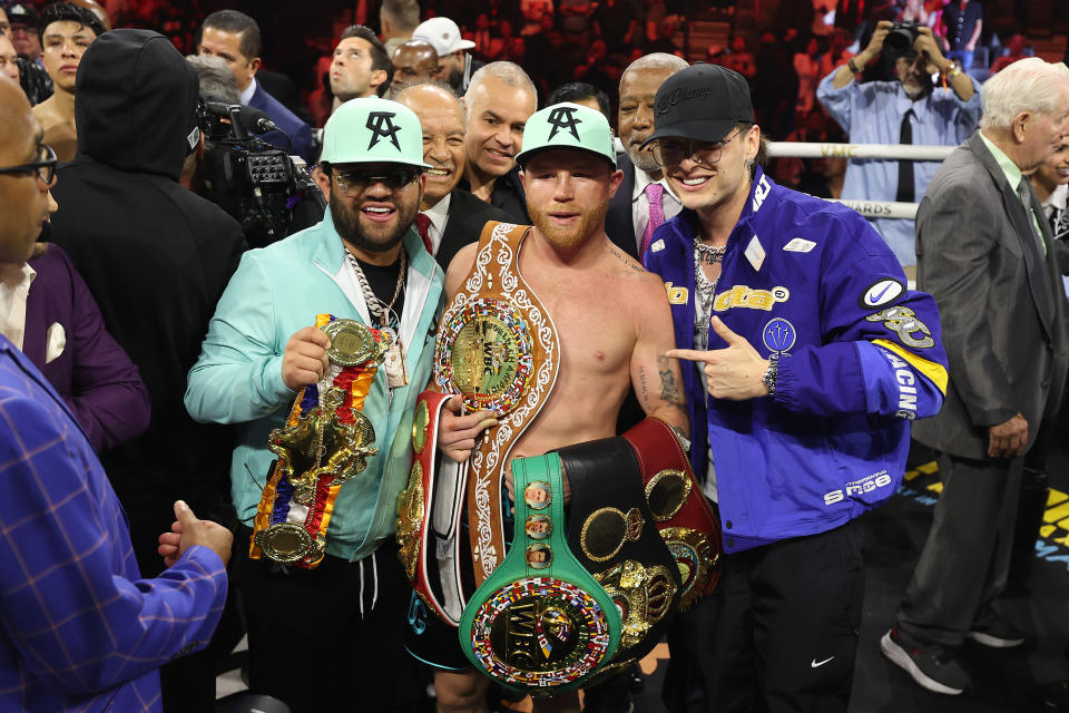 Canelo celebra victoria y elogia a Munguía