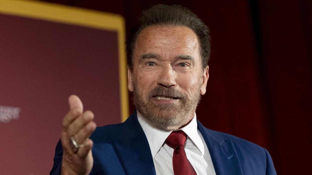 Der stolze Großpapa: Arnold Schwarzenegger.