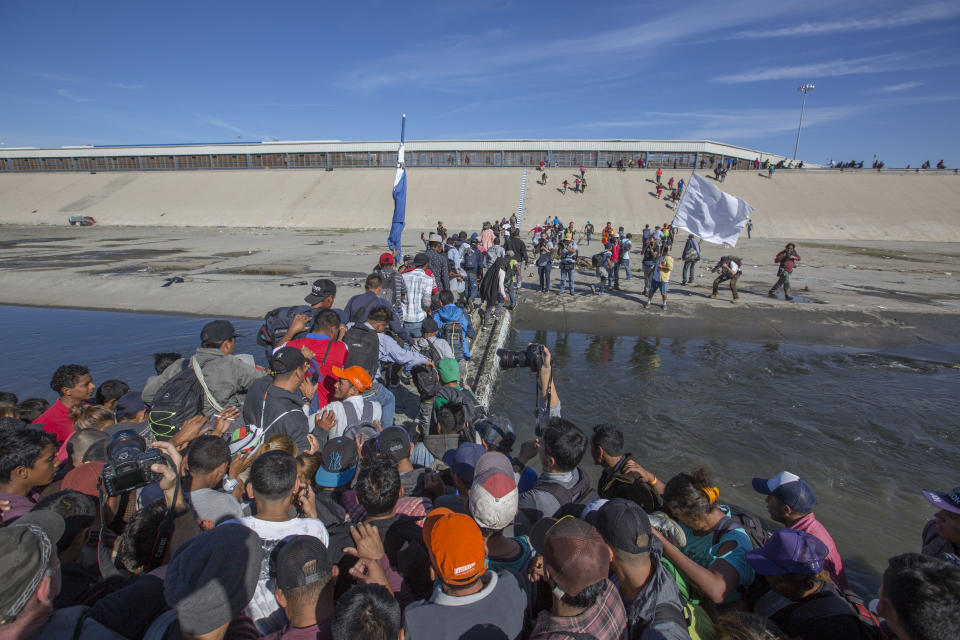 FOTOS | Así intentaron migrantes entrar a EEUU desde Tijuana