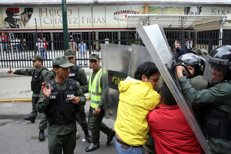 Carlos Paparoni (R, in yellow), deputy of the Venezuelan coalition of opposition parties (MUD), clashes with Venezuelan National Guards during a protest outside the food ministry in Caracas, Venezuela March 8, 2017. REUTERS/Carlos Garcia Rawlins