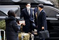 Samsung Group heir Jay Y. Lee arrives at a court in Seoul