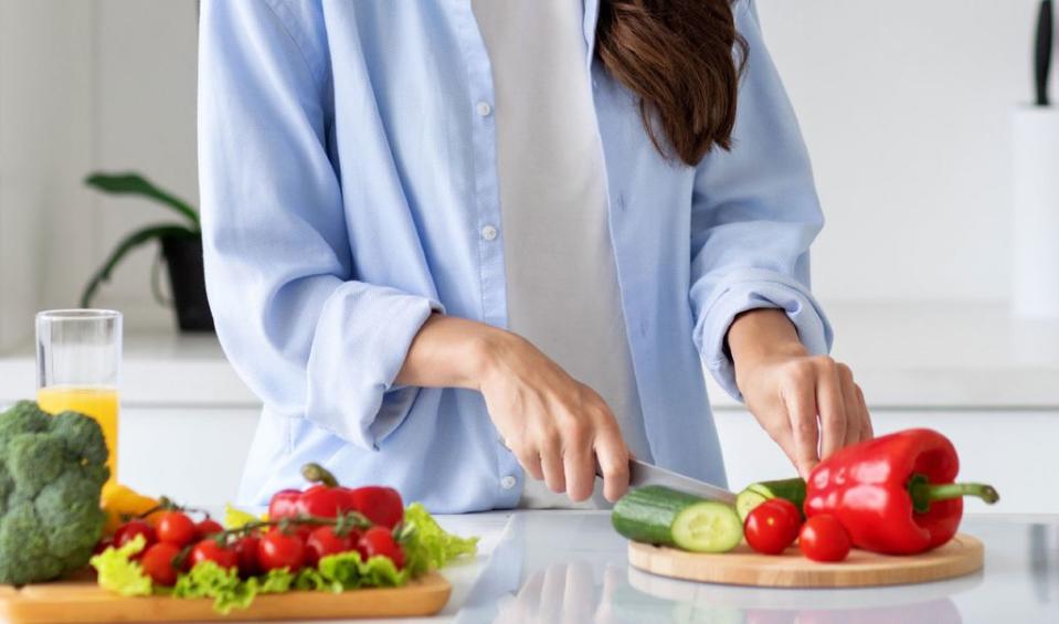 Mujer prepara una ensalada