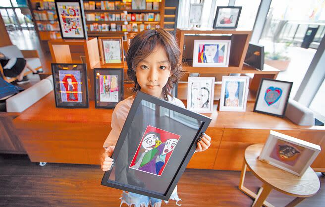 年僅9歲的蕭柏潤從小熱愛速寫腦中的異想世界，即日起至5月4日止在高雄承風書店推出生涯第5場個展。（袁庭堯攝）