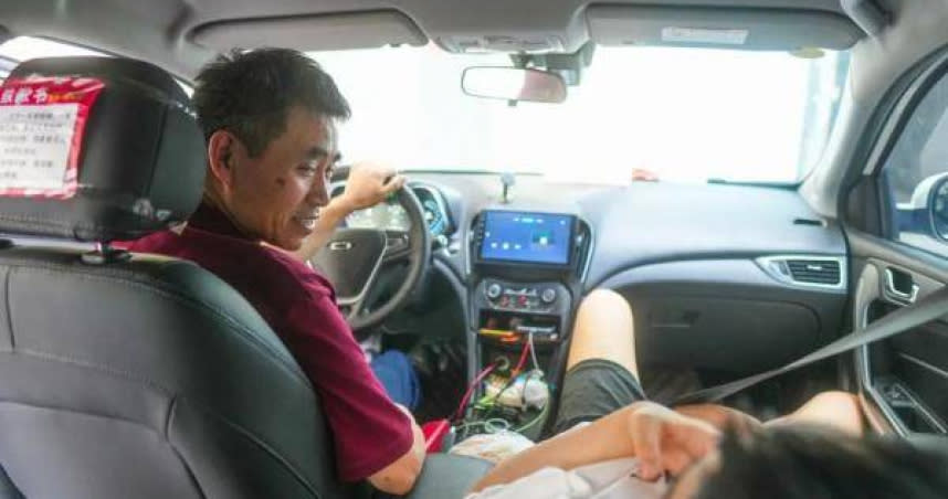 重慶一名爸爸開計程車，一邊工作一邊照顧兒子。（圖／翻攝自北京青年報）