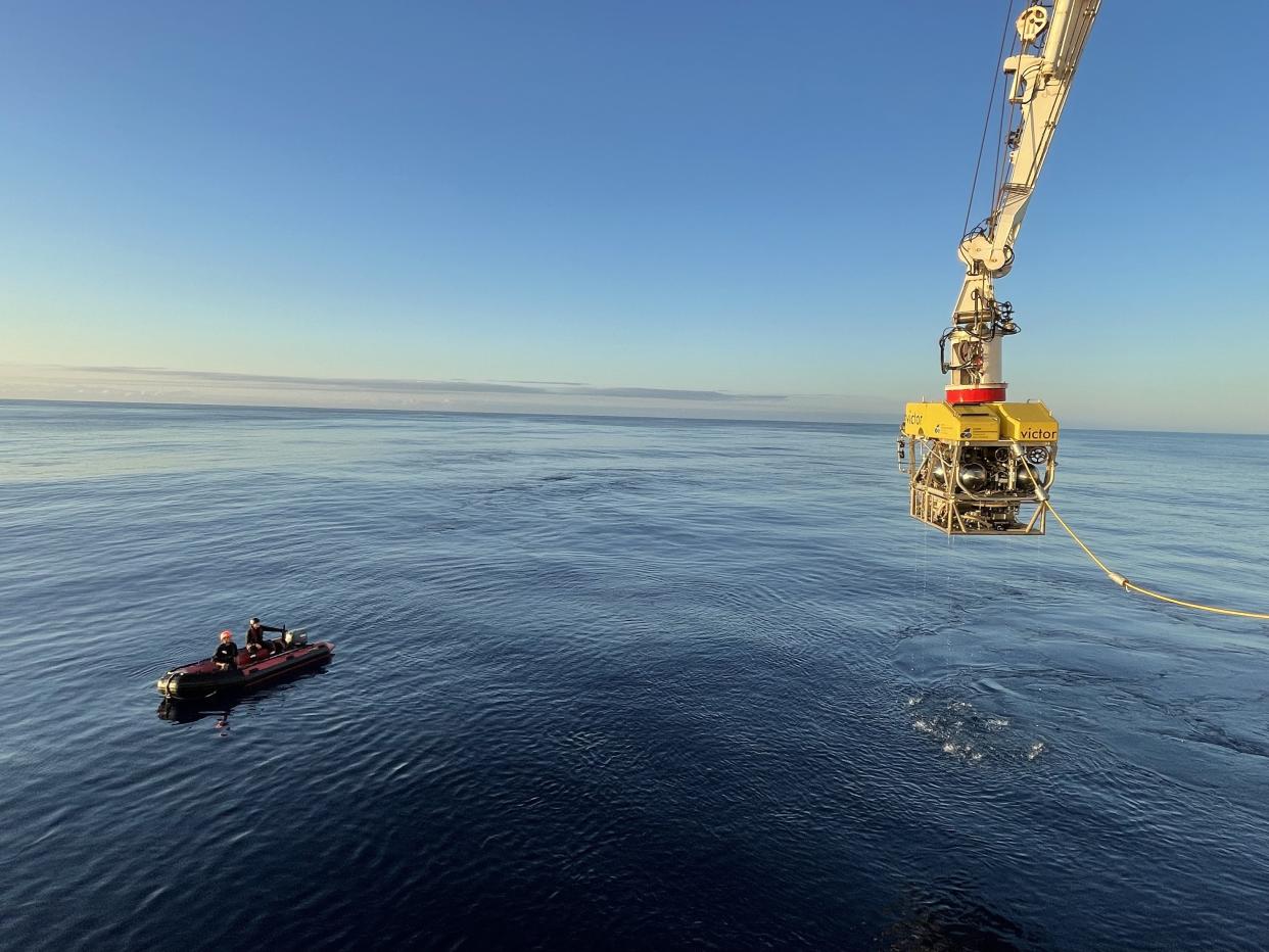 <span class="caption">Le robot télécommandé Victor émerge de la zone d’exploration le 16&nbsp;mai 2022 et est récupéré par l’équipage du Pourquoi Pas&nbsp;?</span> <span class="attribution"><span class="source">Campagne Arc en Sub - Flotte océanographique française - Jean-Arthur Olive</span>, <span class="license">Fourni par l'auteur</span></span>