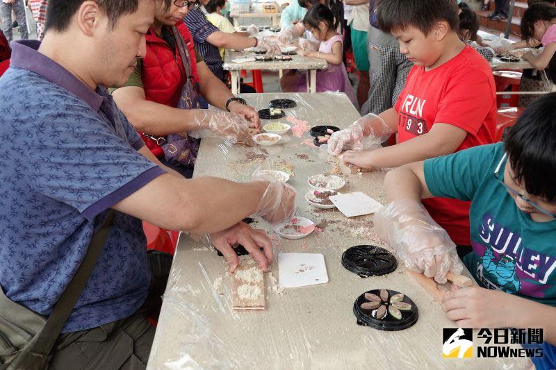 ▲第一屆鹿港糕餅文化節在公會堂廣場澎湃登場，在地知名糕餅店家限量提供傳統糕餅免費吃，還有糕餅親子DIY，讓大家品嘗鹿港好滋味。（圖／記者陳雅芳攝，2020.10.09）