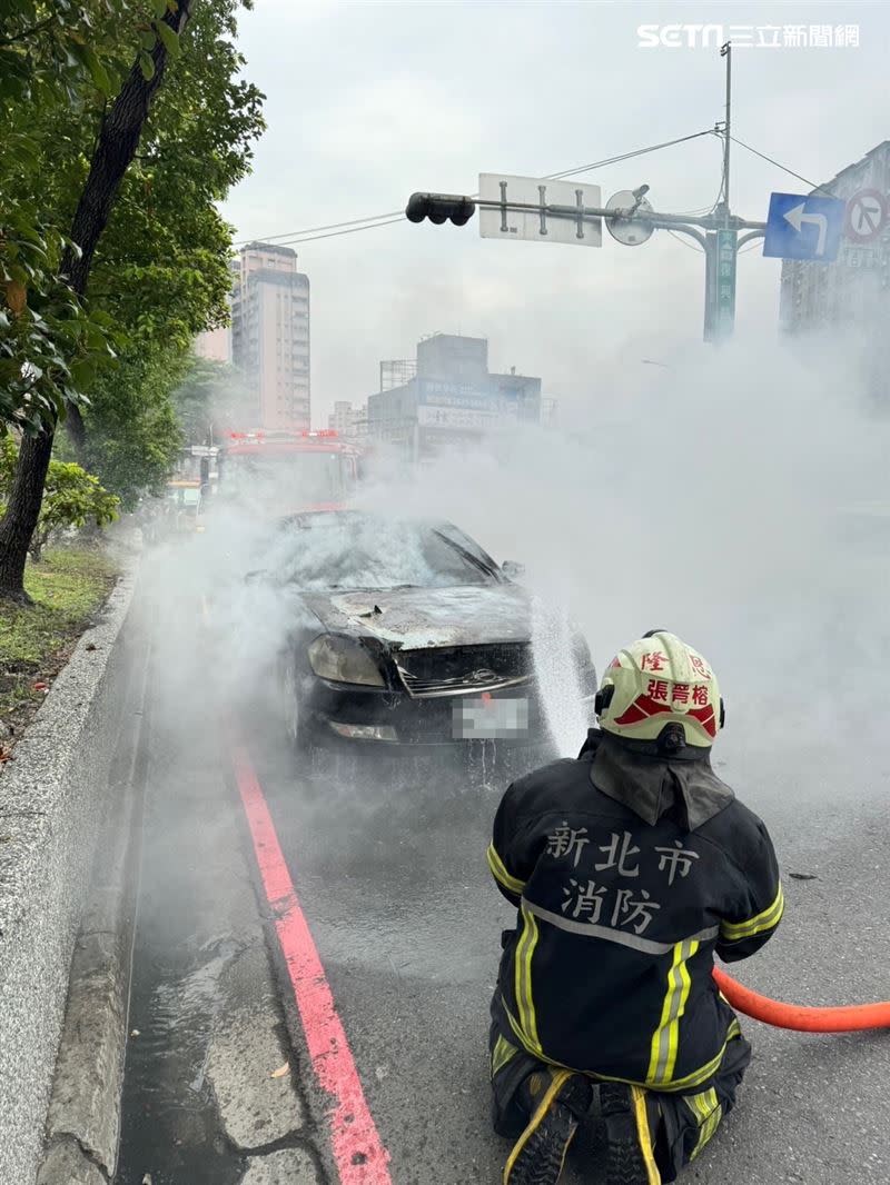 消防人員射水灌救。（圖／翻攝畫面）