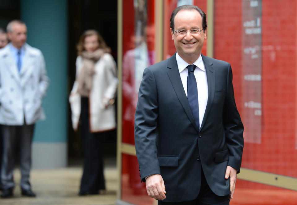 10h30. Dans son fief corrézien, le candidat PS François Hollande se rend dans son bureau de vote de Tulle pour glisser son bulletin dans l'urne. AFP/Fred Dufour