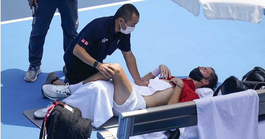 俄羅斯網球好手梅迪耶夫今日出賽時，因為天氣太過炎熱感到不適。（圖／達志／美聯社）