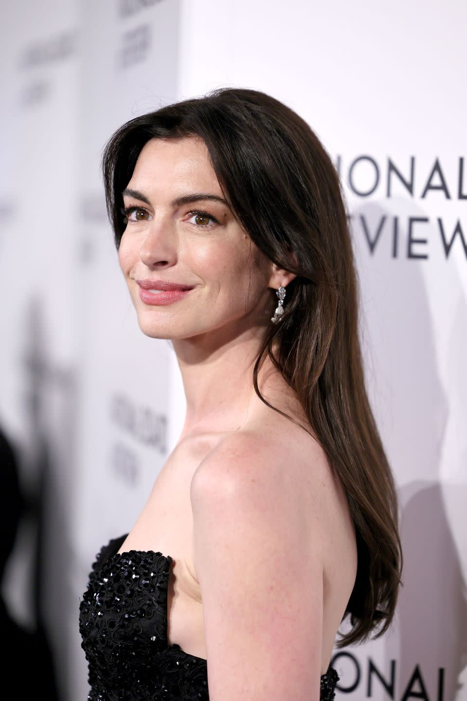 medium length hairstyles for thick hair anne hathaway