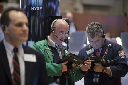 Traders work on the floor of the New York Stock Exchange January 7, 2016. REUTERS/Brendan McDermid