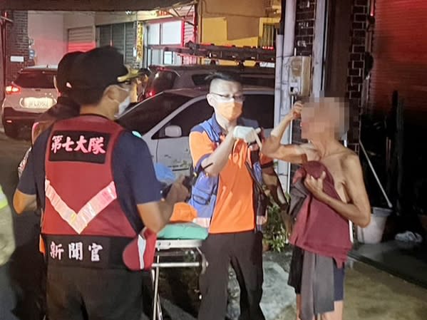 東區崇德三街六十七巷一處民宅十八日晚間驚傳爆炸聲響，屋內一名年約七十歲的老翁及時逃出。（民眾提供）