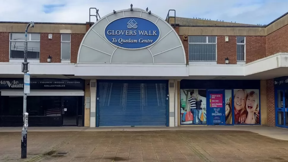 View of the entrance to Glovers Walk