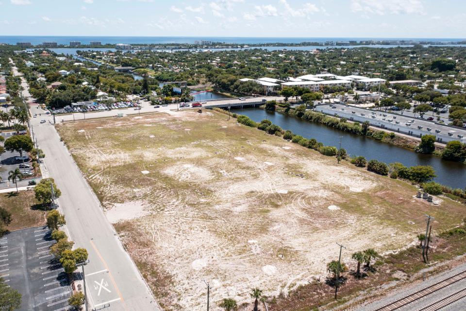 A vacant lot at 8111 South Dixie Highway next to the C-51 canal in West Palm Beach on September 2, 2022.