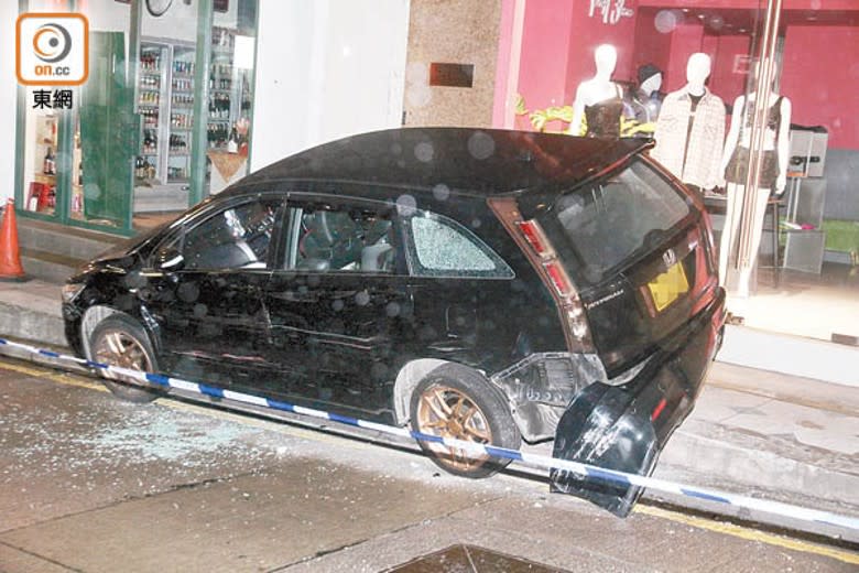 涉事私家車車窗被扑爛，碎片散落地上。
