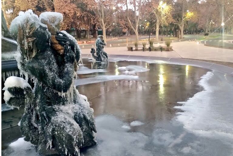 La Fuente de los Continentes en Mendoza amaneció congelada